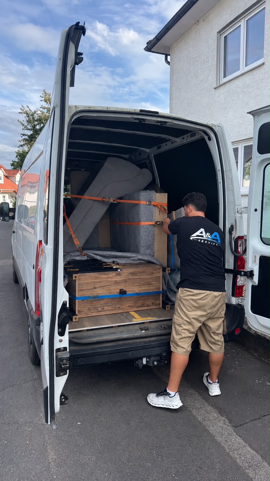 A&A Service Mitarbeiter sichert Möbel im Transporter